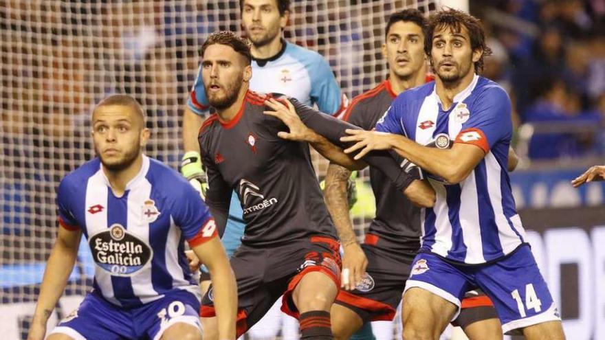 Sergi Gómez, el segundo por la izquierda, durante el derbi de la primera vuelta en Riazor.