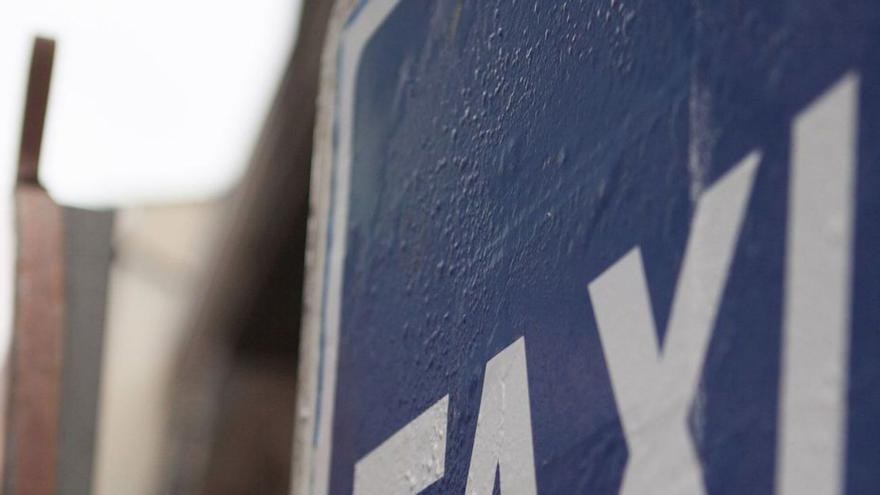 Una señal de  una parada de taxis en el centro de Avilés.