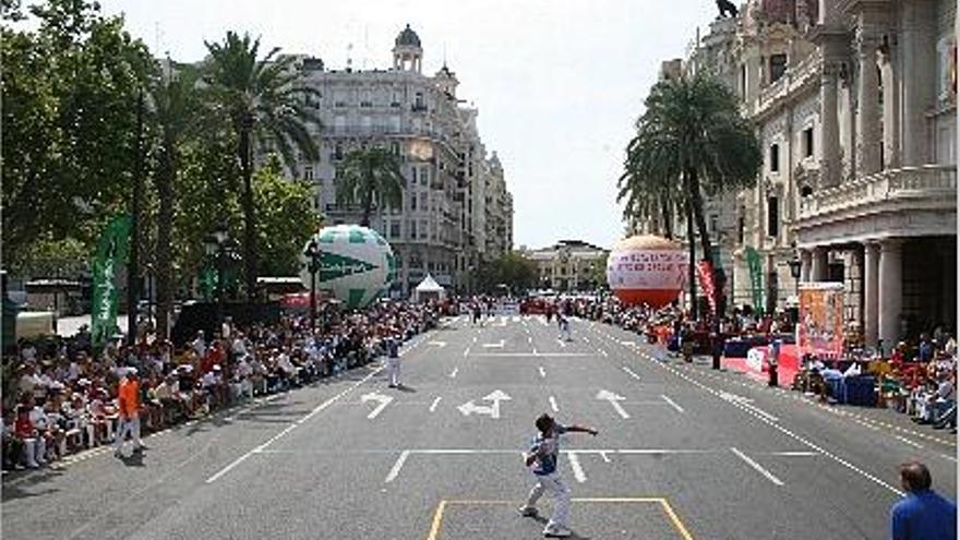 Álvaro de Tibi impresionó con sus saques en la Plaza del Ayuntamiento.