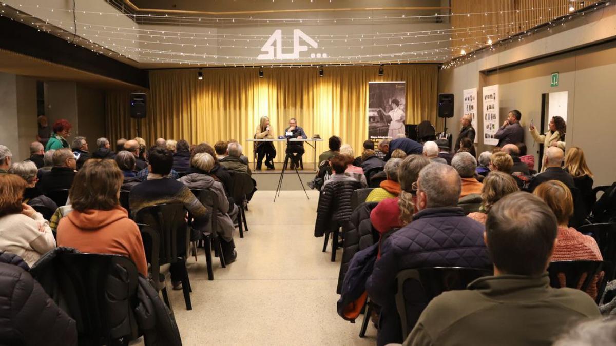 La sala de la SUF es va omplir per la presentació de l’exposició sobre el Pení de Toni Salamanca. | ARTURO LÓPEZ