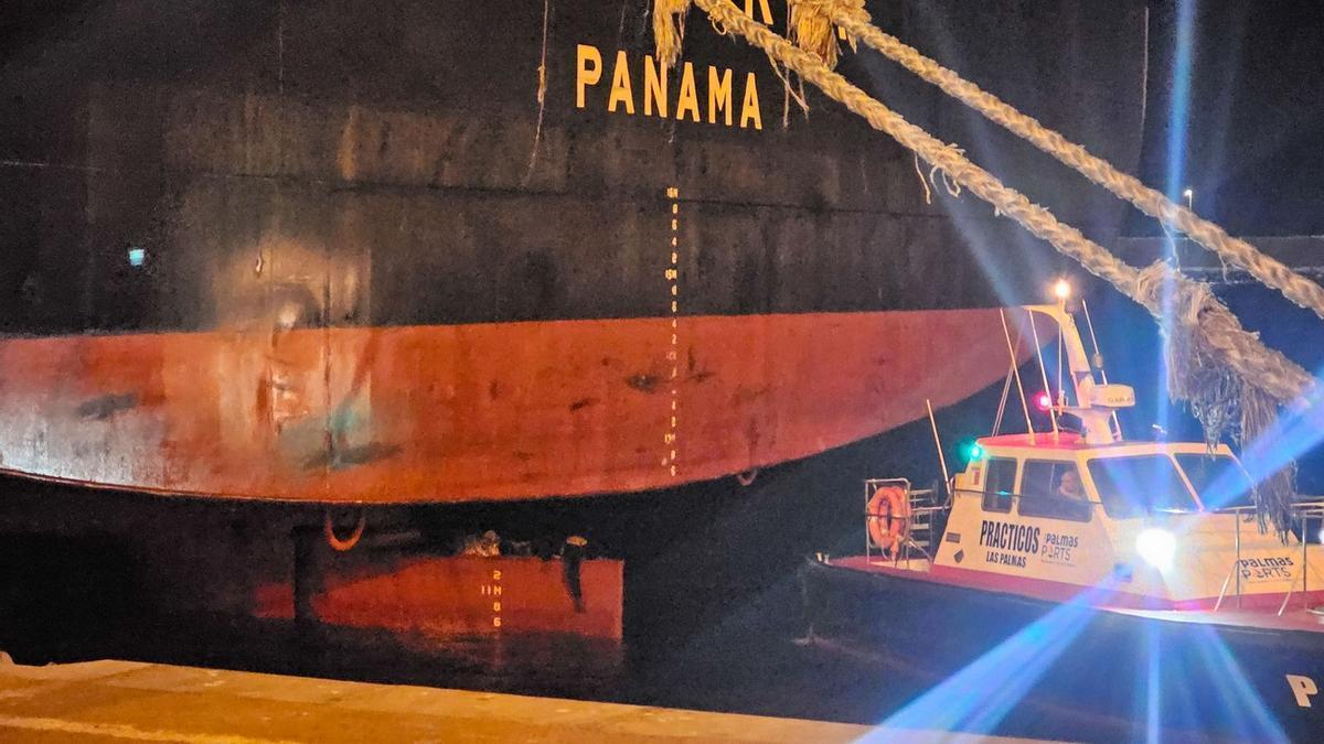 Dos jóvenes llegan al Puerto de Las Palmas tras un viaje de ocho días en el timón de un buque.