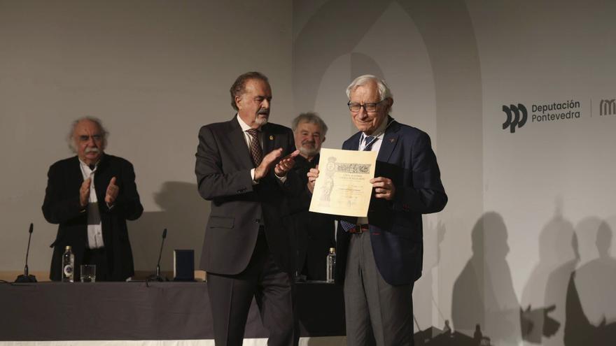 Entrega de la medalla de la Real Academia Galega de Belas Artes a la Coral Polifónica.