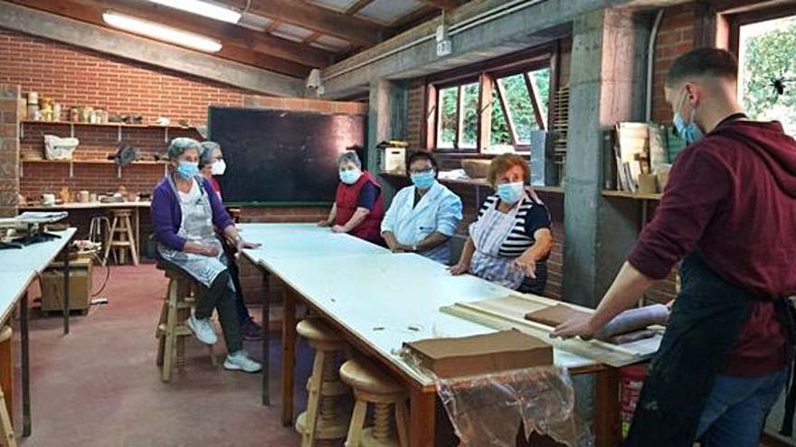 Primera clase del taller, en el alfar de As Torres. |   // L.O.