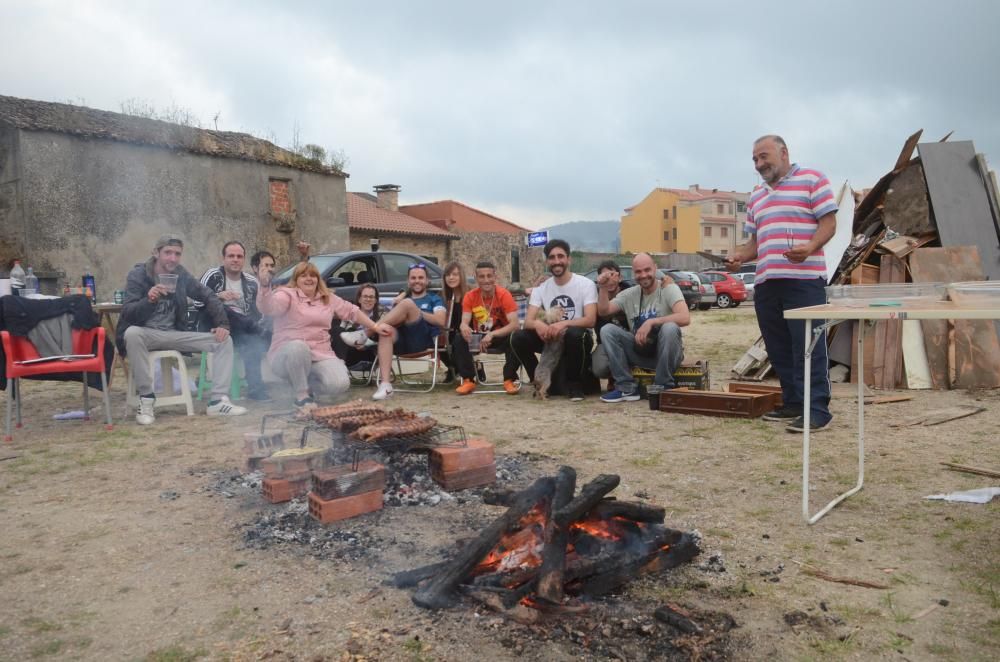 Un millar de hogueras iluminan el litoral arousano por San Juan.