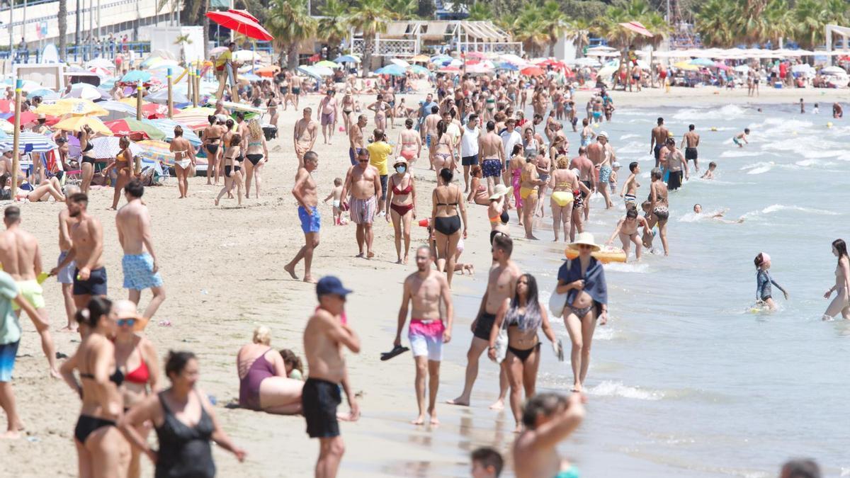 Agosto llega con las playas al completo en Alicante