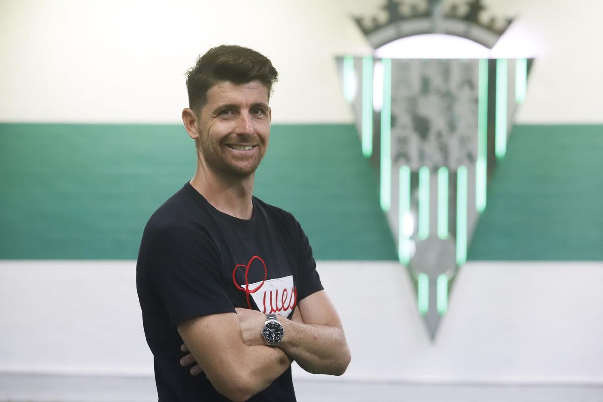 Javi Flores, ante el escudo del Córdoba CF.