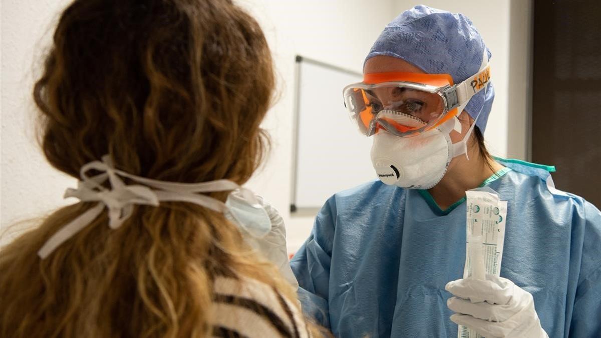 Sanitarios del Hospital Clínic de Barcelona tratando a pacientes con coronavirus.