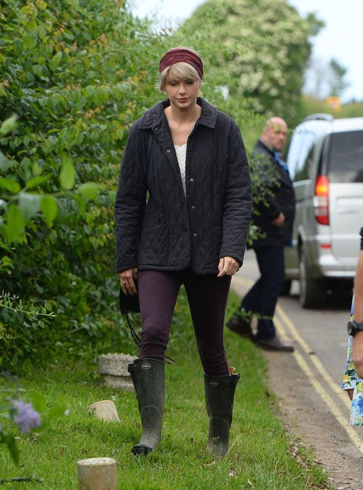 Taylor Swift adaptó muy bien su look al tiempo inglés