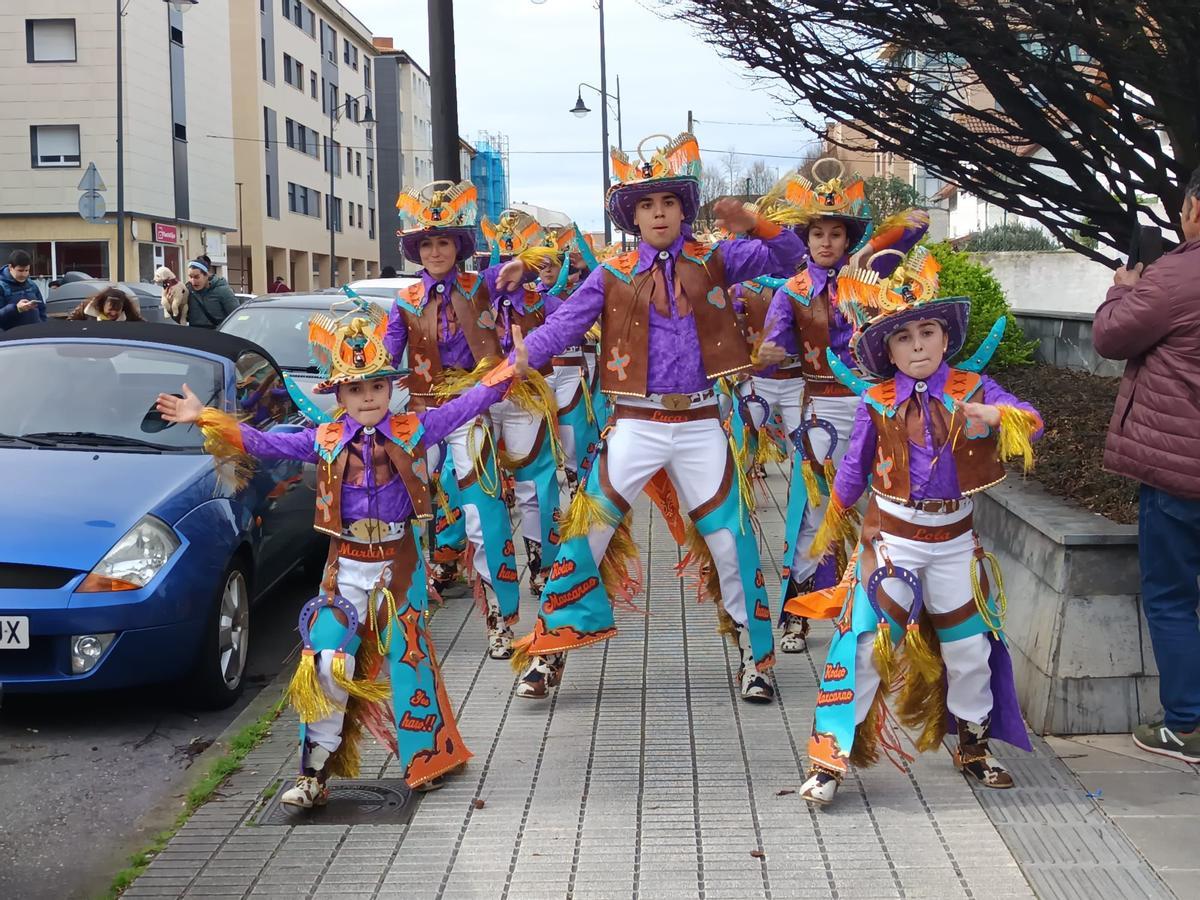 Los desfiles de Antroxu en Nuevo Roces y El Coto, en imágenes