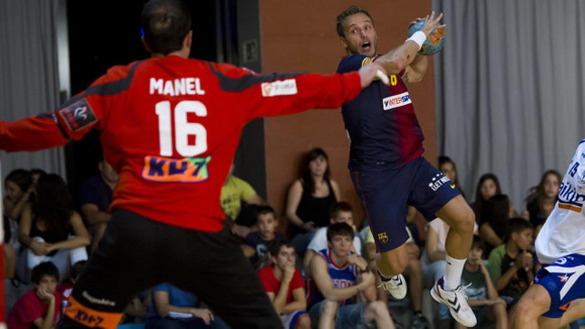 Víctor Tomás trata de superar a Manel, en la final de la Supercopa de Catalunya