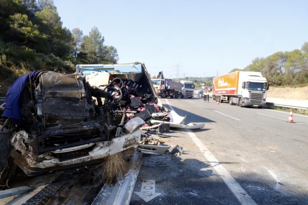 Els dos camions accidentats a l'AP-7 a Viladasens