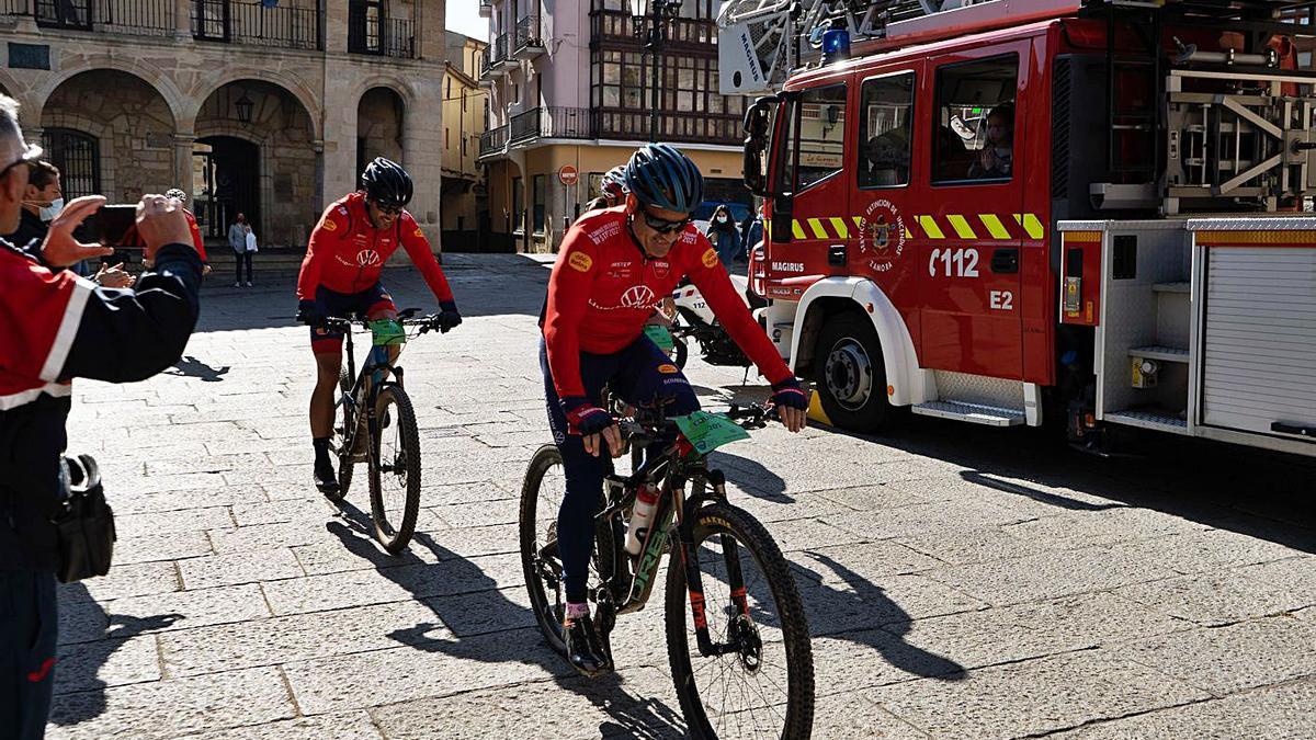 Parte del grupo ciclista que pedaleaba desde Salamanca, llegando a la Plaza Mayor de Zamora. | Jose Luis Fernández