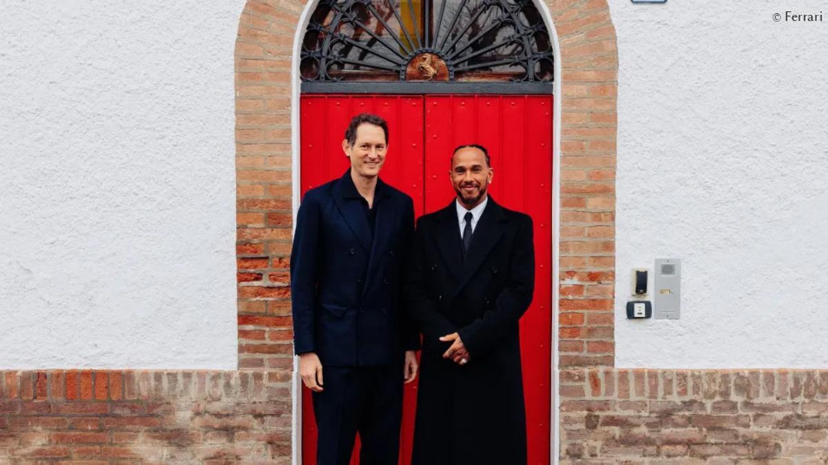 John Elkann y Lewis Hamilton