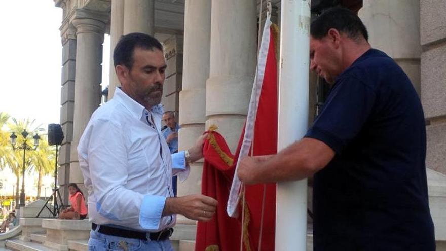 El alcalde de Cartagena iza la bandera cantonal, el pasado 12 de julio