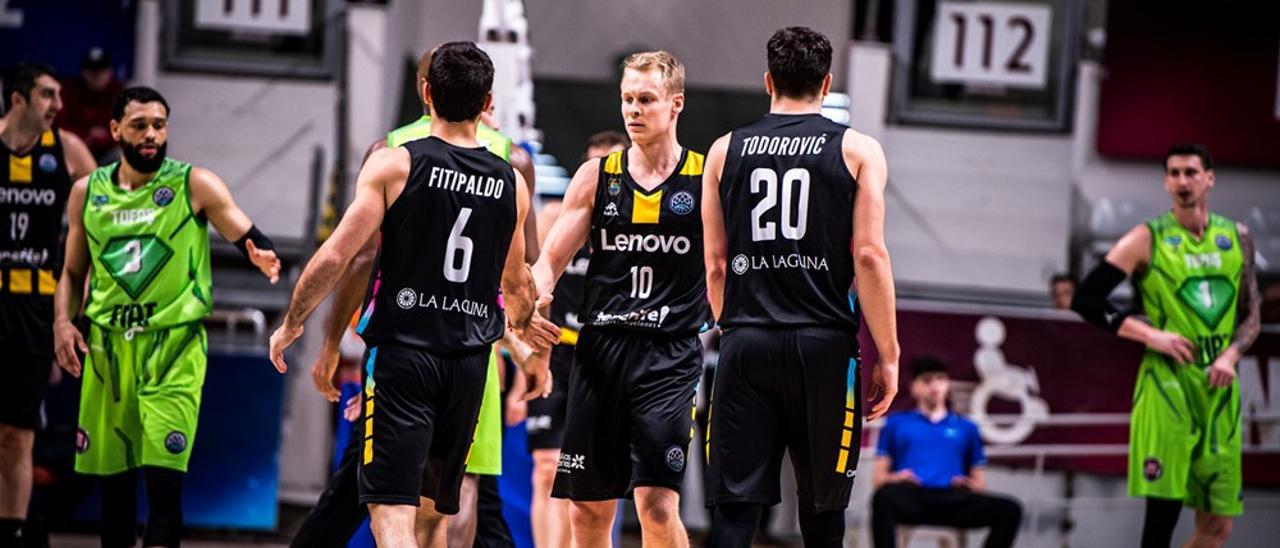 Fitipaldo, Salin y Todorovic se saludan trras una canasta.