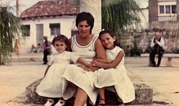 Beatriz Díaz, su madre Amelia y su hermana Nieves en Villada, su lugar de veraneo en Castilla y León de toda la vida.