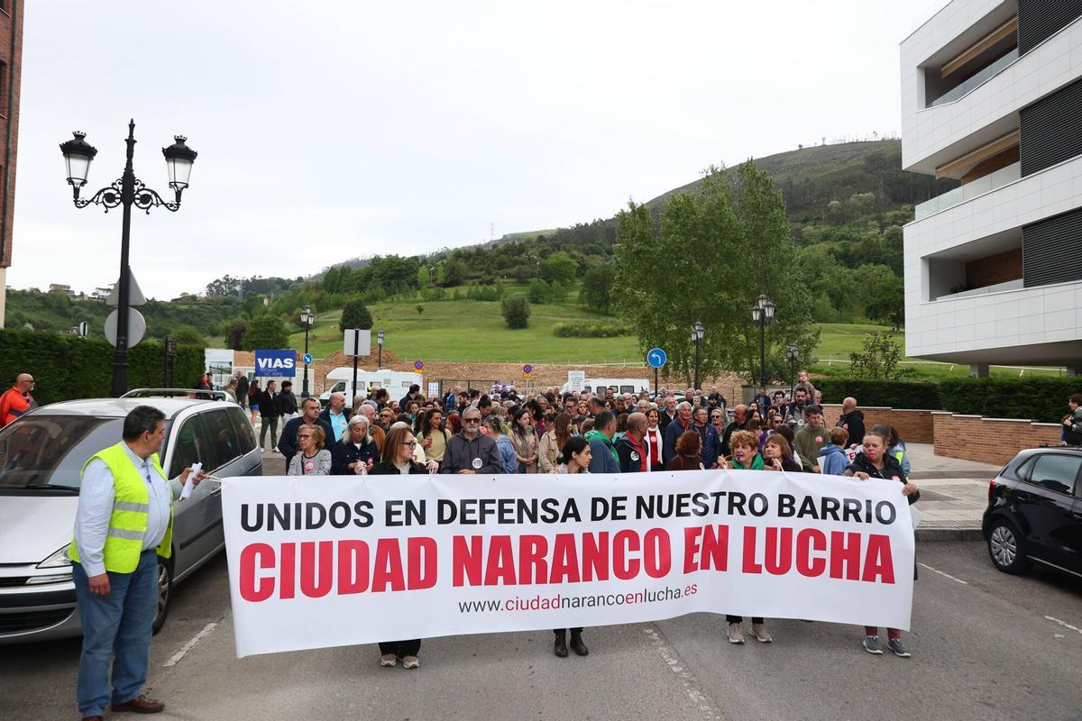 Los manifestantes, tras la pancarta, al inicio del recorrido.