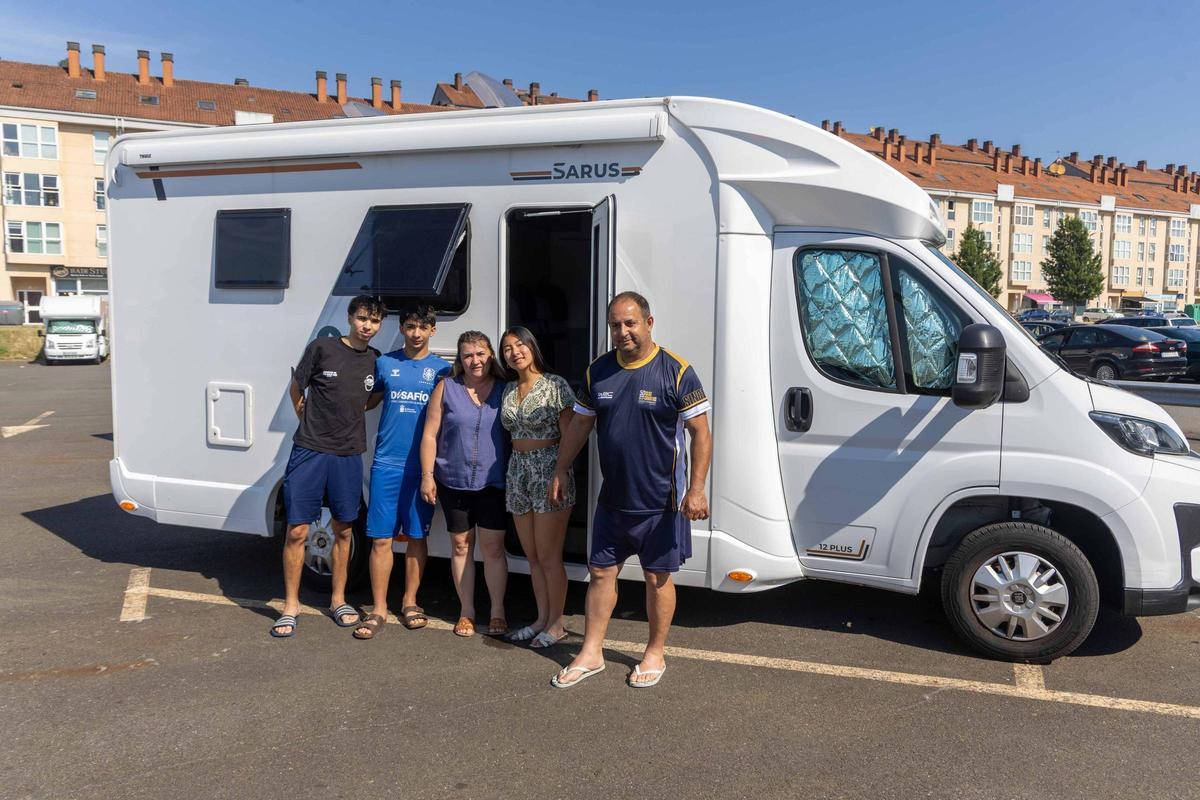 Familia canaria en el estacionamiento en Salgueiriños.