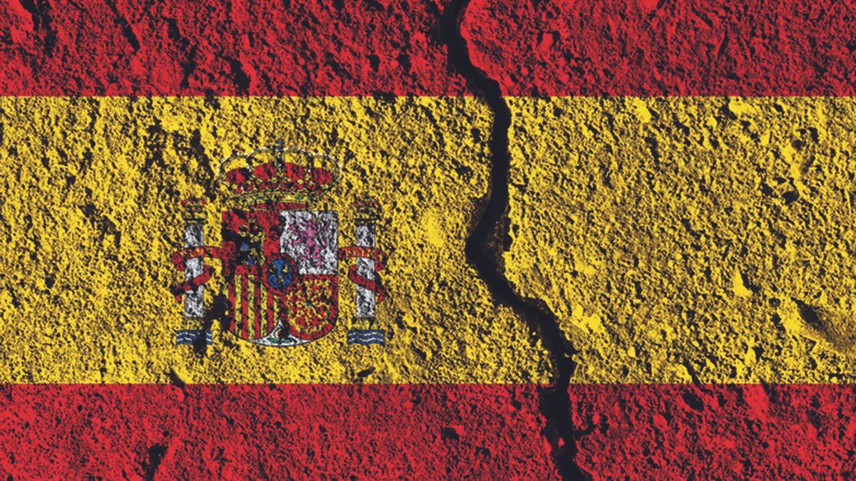 Una bandera de España se resquebraja.