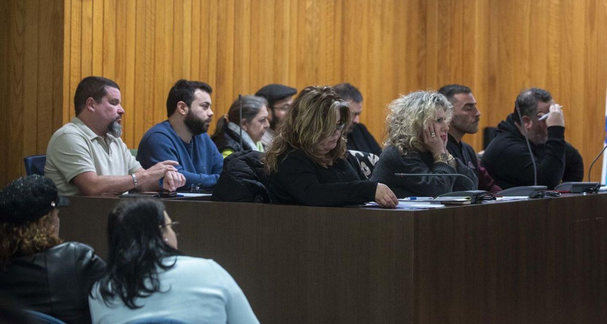 Bancada de la oposición, este jueves, en el pleno de Cambre. | Casteleiro/Roller Agencia