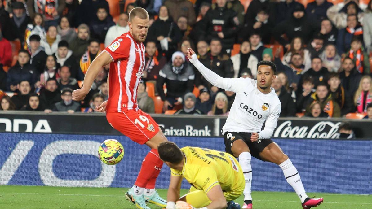 Kluivert, ante el Almería.