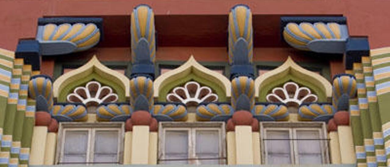 Un detalle del cuerpo superior del edificio de Art Decó de la calle Castellón.