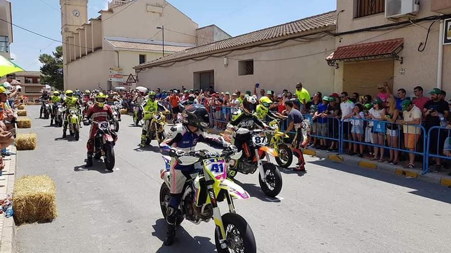 Cremades, en primera posición, toma la salida en La Algueña.