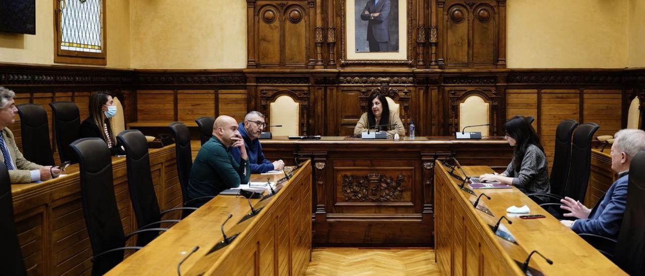 Los portavoces de los grupos municipales, ayer, en la reunión especial para decidir la organización de la actividad política tras el ciberataque sufrido por el Ayuntamiento de Gijón.