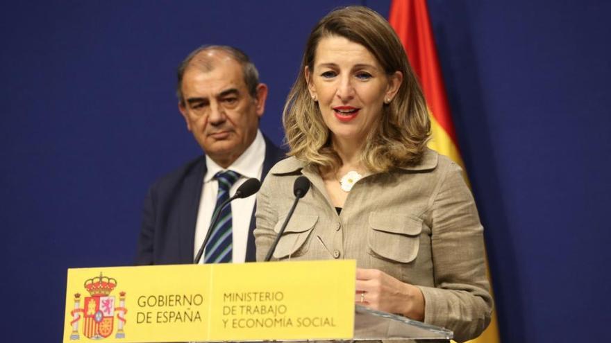 La ministra de Trabajo y Economía Social, Yolanda Díaz, y el presidente de CEPES, Juan Antonio Pedreño, en la rueda
de prensa posterior a la reunión.