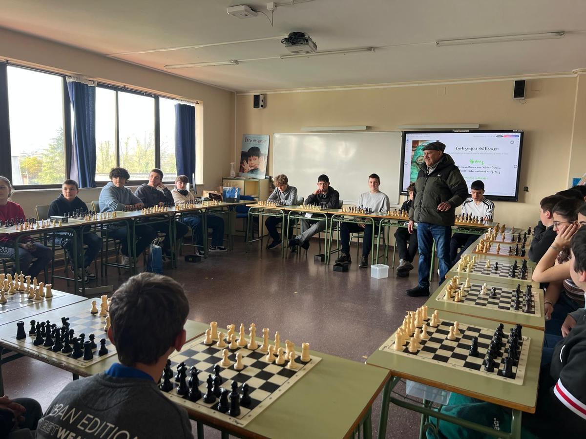 La partida simultánea de ajedrez celebrada este jueves en el IES Llanera
