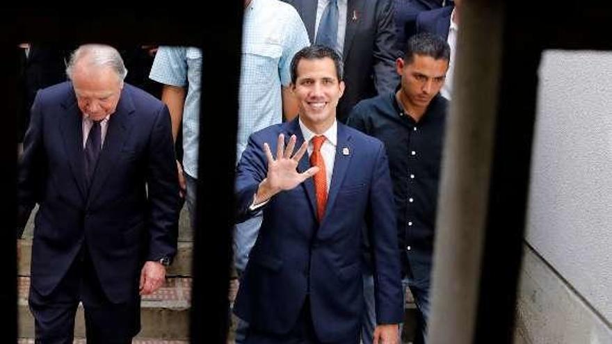 Guaidó llega a una reunión con empresas petroleras. // Reuters