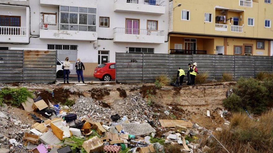 The cleaning and debris removal of five lots with garbage and household goods begins
