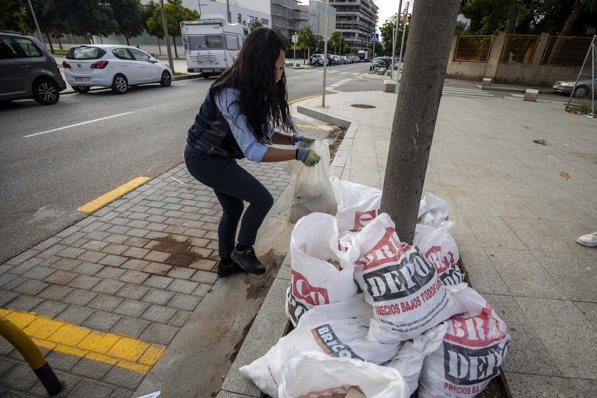 Sacos de obra abandonados en la vía pública.