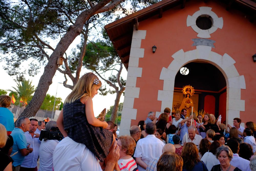 Centenares de vecinos arroparon a la Virgen en su