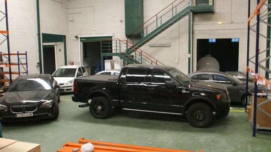 Coches de Jorge Dorribo dentro de la sede de Nupel que fueron subastados en 2012.