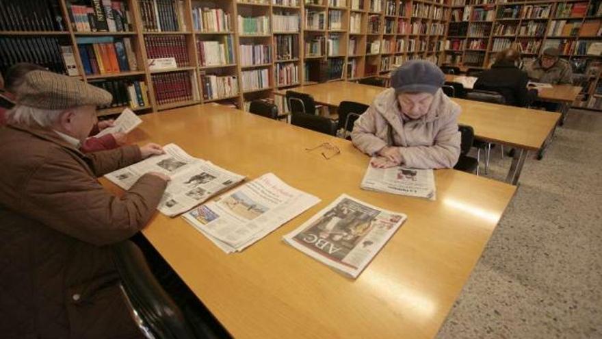 Usuarios de la biblioteca de Monte Alto, ayer, en las instalaciones. / brais quinteiro