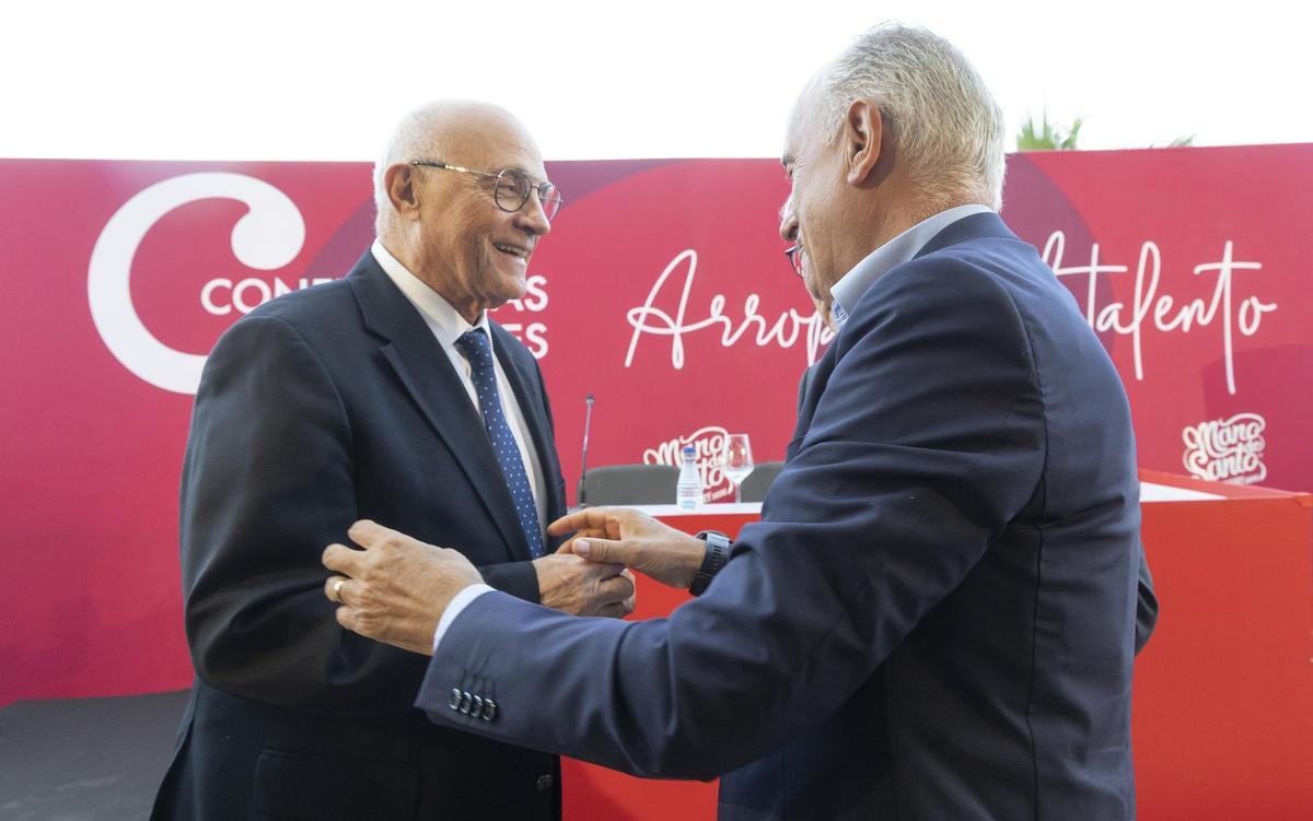 Oliu saluda al ejecutivo del Sabadell Jaime Matas.