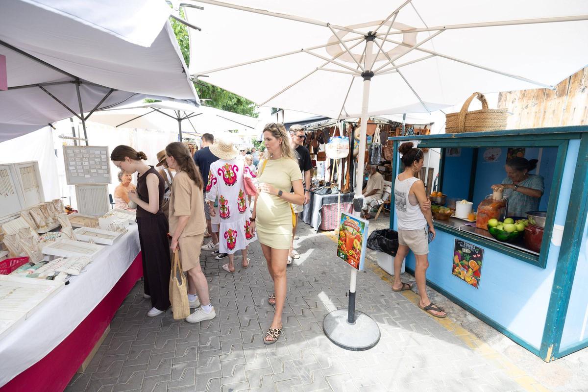 Galería: el mercadillo de Sant Joan en plena temporada de verano