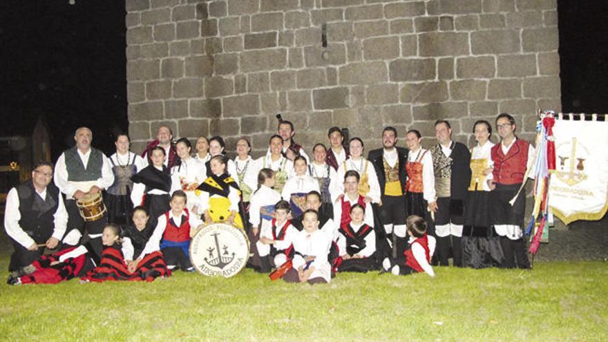 Integrantes de la agrupación folclórica Ancoradoira, de Culleredo.