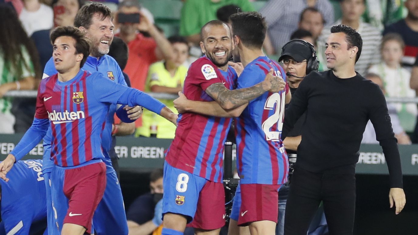 Xavi Hernández celebra el gol de Jordi Alba con los jugadores en el Benito Villamarín
