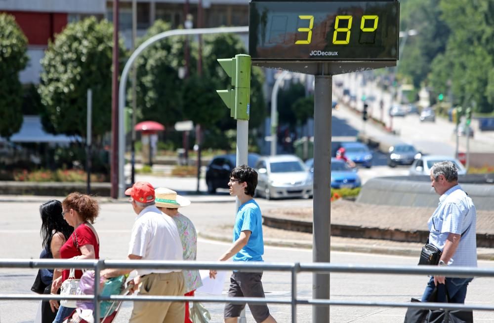 El termómetro de Plaza América, todo el día al sol, llegó a marcar los 43º - Playa y helados, la receta preferida para huir de las altas temperaturas.