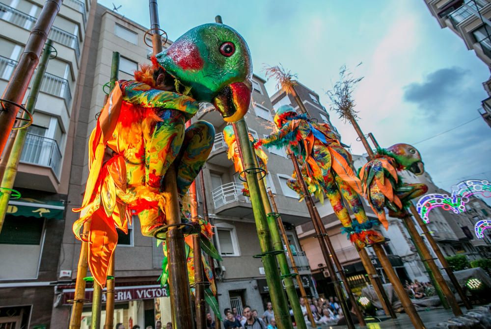 El espectáculo recrea la conquista de la isla de Tortuga con un boato de casi 400 personas, animadas danzas y guiños a la historia