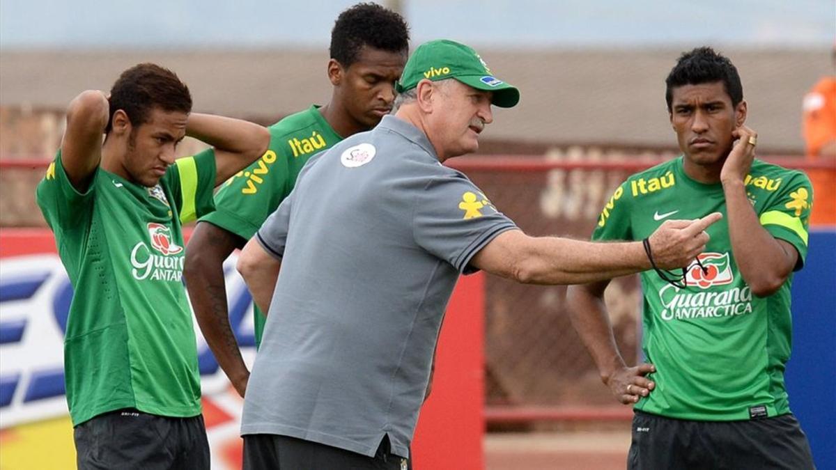 Scolari da instrucciones a Paulinho en la Seleçao