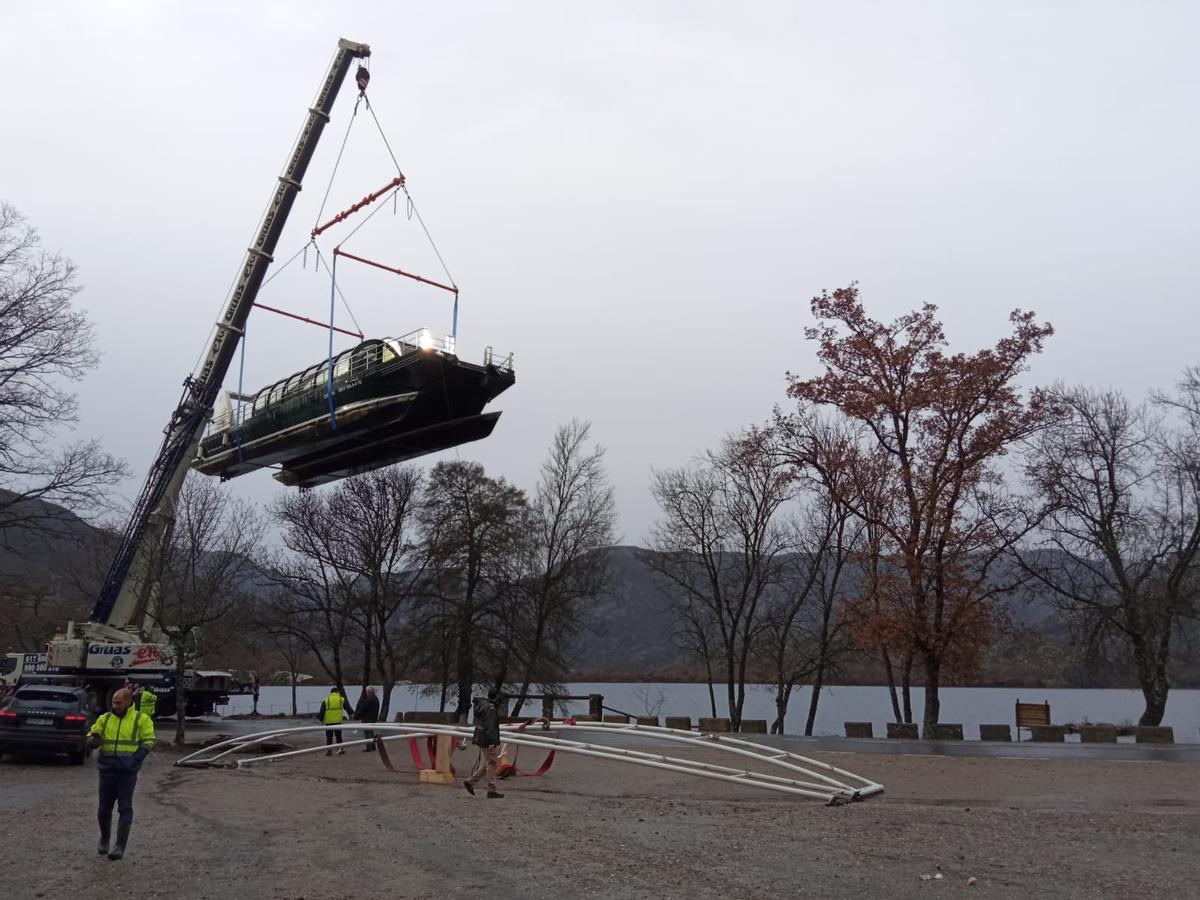 Un momento del dispositivo realizado en 2023 en el lago para llevar la embarcación a Galicia para su revisión.