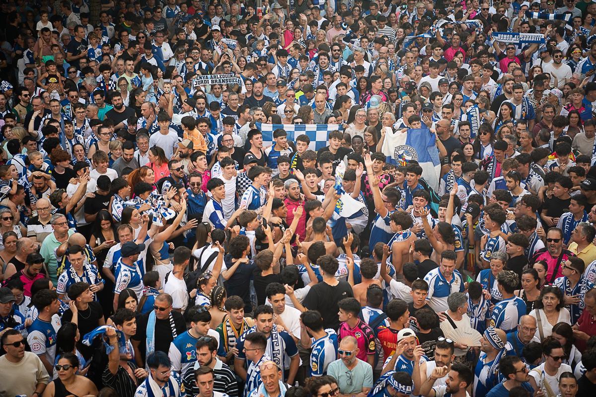 Aficionados del Sabadell celebran el ascenso a LaLiga Hypermotion.