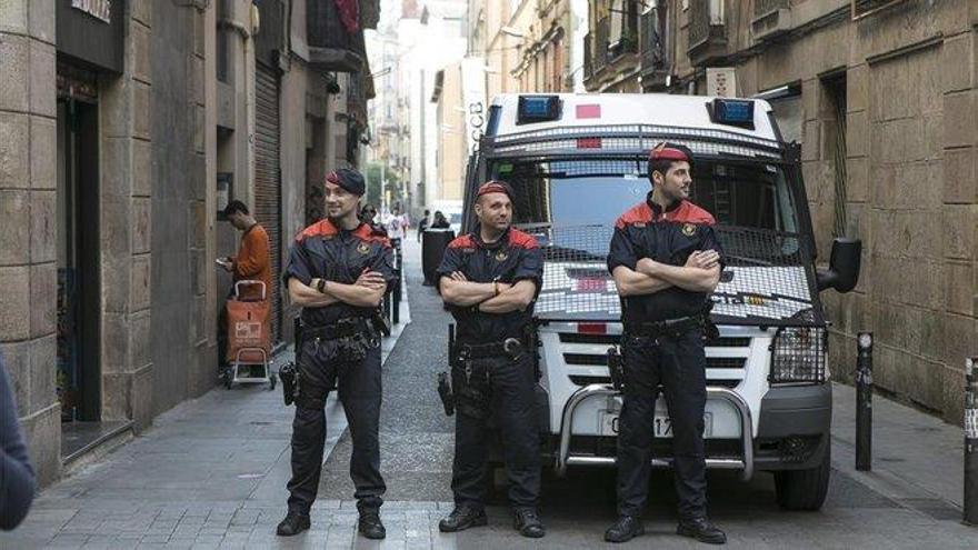 Un hombre muere al saltar de un balcón a otro en Barcelona