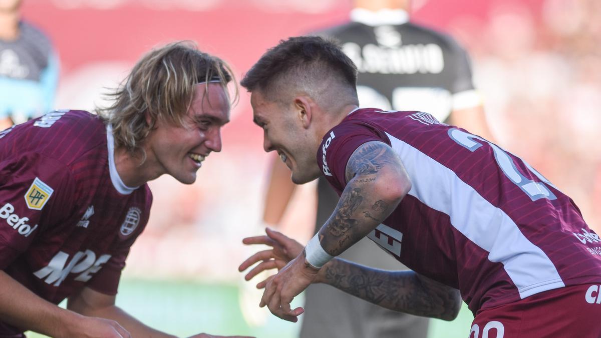 Los jugadores del Lanús celebran su victoria