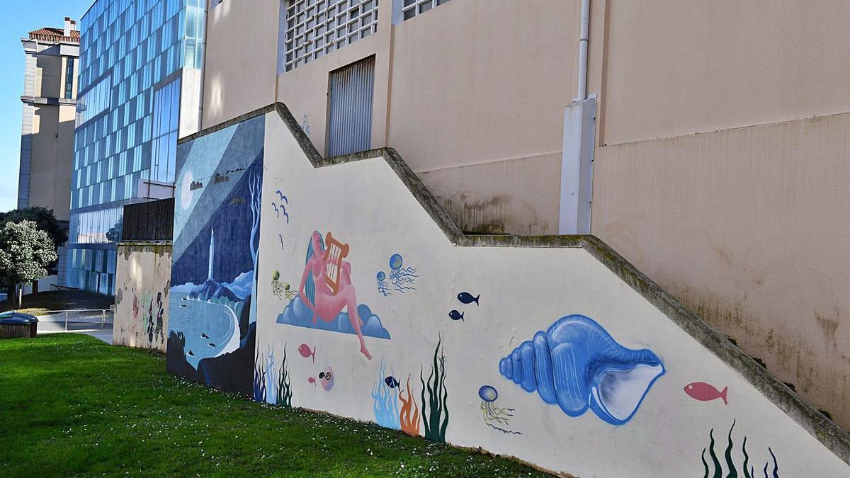 O mural, na parte de atrás do centro Rosalía Mera, antigo Calvo Sotelo.   | // VÍCTOR ECHAVE