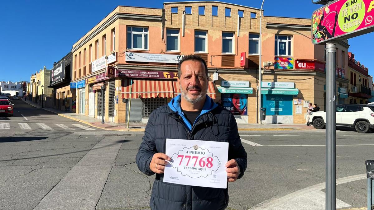 José María Ruiz sosteniendo el cartel con el número premiado.