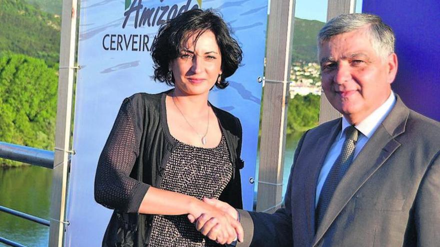 La regidora Sandra González y el presidente de la Cámara de Cerveira, Fernando Nogueira, tras el acto.